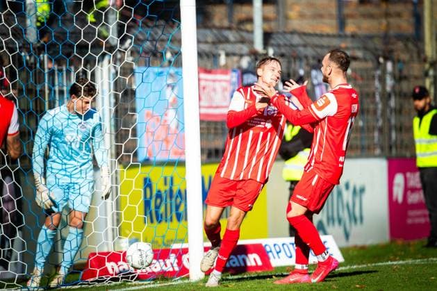 Babelsberg , 181025 , Soccer Regionalliga Nordost SV Babelsberg 03 Rot Weiß Weiss Erfurt in the picture Til Linus Schwarz and Ömer Uzun Erfurt