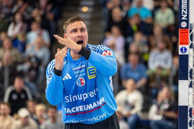 Dario Quenstedt HC Erlangen, 01 calls for the clock to be stopped HC Erlangen vs HSG Wetzlar, Handball, 1 Handball Bundesliga, Season 2025 2026, Matchday 9, 18 10 2025 HC Erlangen vs HSG Wetzlar, Handball, 1 Handball Bundesliga, Season 2025 2026, Matchday 9, 18 10 2025 Nuremberg Copyright: xEibner-Pressefoto ArdanxFuessmanx EP_AFN
