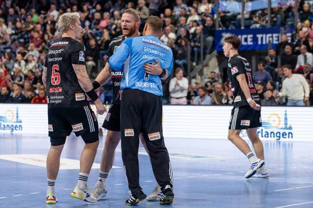 Joy after the victory Marek Nissen HC Erlangen, 06 Dario Quenstedt HC Erlangen, 01 Maciej Gebala HC Erlangen, 77 HC Erlangen vs HSG Wetzlar, Handball, 1 Handball Bundesliga, Saison 2025 2026, 9 Spieltag, 18 10 2025 HC Erlangen vs HSG Wetzlar, Handball, 1 Handball Bundesliga, Saison 2025 2026, 9 Spieltag, 18 10 2025 Nuernberg Copyright: xEibner-Pressefoto ArdanxFuessmanx EP_AFN
