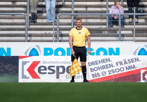 David Hartenstein Assistant referee Sportfreunde Siegen Rot Weiß Oberhausen 18 10 2025 Soccer, Regionalliga West, Matchday 12, GER, Siegen, Leimbachstadion Copyright: HMBxMedia xMarcoxBader