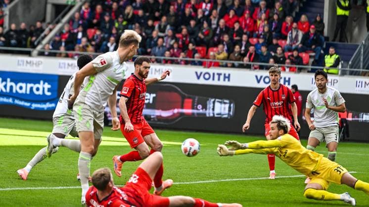 GER, 1 FBL, 1 FC Heidenheim vs SV Werder Bremen 18 10 2025, Voith Arena, Heidenheim, GER, 1 FBL, 1 FC Heidenheim vs SV Werder Bremen, in the picture Mio Backhaus Werder Bremen, 30 throws himself into a shot, parade nordphotoxGmbHx xHafner nph00200