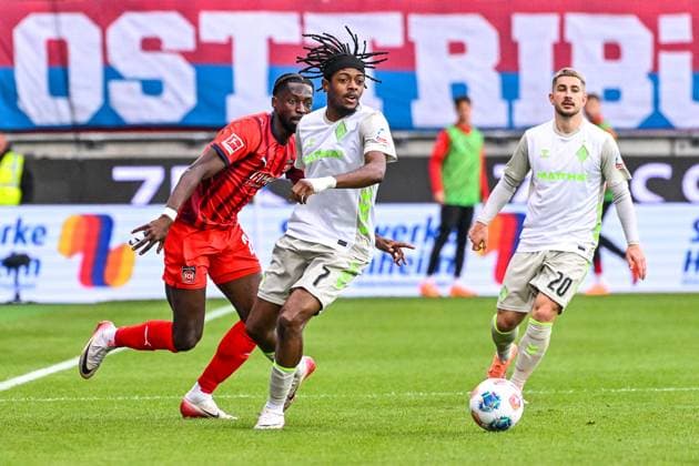 GER, 1 FBL, 1 FC Heidenheim vs SV Werder Bremen 18 10 2025, Voith Arena, Heidenheim, GER, 1 FBL, 1 FC Heidenheim vs SV Werder Bremen, pictured Omar Traore Heidenheim, 23 , Samuel Mbangula Werder Bremen, 7 , Romano Schmid Werder Bremen, 20 nordphotoxGmbHx xHafner nph00200