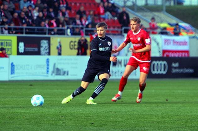 Tristan Wagner Greifswald , right Daniel Haubner Zwickau Soccer Regionalliga Nordost 2025 26 FSV Zwickau Greifswalder FC 1 0 am 18 10 2025 FSV Zwickau Greifswalder FC