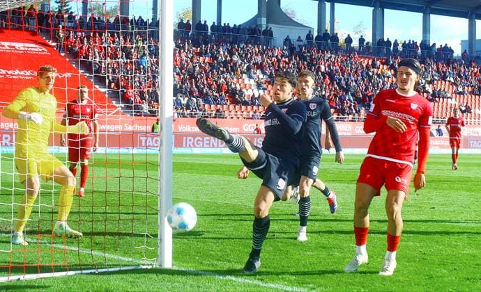 Jannis Farr Greifswald clears for a corner kick, right Veron Dobruna Zwickau , left goalkeeper Jakub Jakubov Greifswald Soccer Regionalliga Nordost 2025 26 FSV Zwickau Greifswalder FC 1 0 on 18 10 2025 FSV Zwickau Greifswalder FC