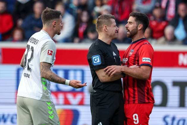 Referee Referee Patrick Ittrich, center, in conversation with Stefan Schimmer 9 1FC Heidenheim 1846 , Marco Friedl 32 SV Werder Bremen , left, gestures, 1 FC Heidenheim 1846 vs SV Werder Bremen, DFL, Bundesliga, Saison 2025 2026, Voith Arena, Hinrunde, 7 Spieltag, 18 10 2025 DFB regulations prohibit any use of photographs as image sequences and or quasi video Heidenheim Baden Wuerttemberg Germany Copyright: xkolbert-press MartinxAgüerax