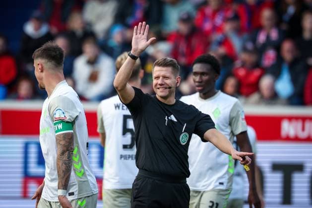 Referee Referee Patrick Ittrich laughs, in conversation with Marco Friedl 32 SV Werder Bremen after a decision, 1 FC Heidenheim 1846 vs SV Werder Bremen, DFL, Bundesliga, Saison 2025 2026, Voith Arena, Hinrunde, 7 Spieltag, 18 10 2025 DFB regulations prohibit any use of photographs as image sequences and or quasi video Heidenheim Baden Wuerttemberg Germany Copyright: xkolbert-press MartinxAgüerax