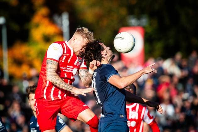 Babelsberg , 181025 , Soccer Regionalliga Nordost SV Babelsberg 03 Rot Weiß Weiss Erfurt in the picture Ben Luca Moritz Erfurt vs Philipp Zeiger Babelsberg