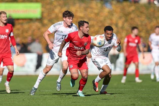 18 10 2025, xjcx, Herren, Fußball, Saison 2025 2026, Regionalliga Bayern, 14 Spieltag TSV Aubstadt FC Bayern Muenchen II Richard Christian Meier 9, FC Bayern München II , Ingo Feser 23, TSV Aubstadt , Vincent Ugo Manuba 11, FC Bayern München II Sulzfeld Schulstadion Aubstadt Bayern Germany