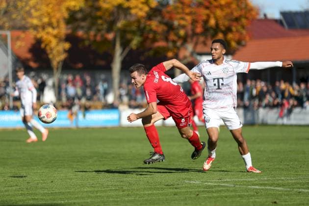 18 10 2025, xjcx, Men, Football, Season 2025 2026, Regionalliga Bayern, 14 Matchday TSV Aubstadt FC Bayern Muenchen II Nico Schmidt 8, TSV Aubstadt and Vincent Ugo Manuba 11, FC Bayern München II Sulzfeld Schulstadion Aubstadt Bayern Germany