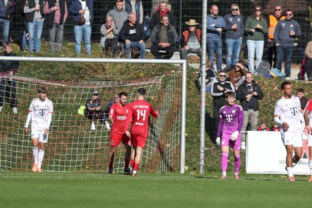 18 10 2025, xjcx, Herren, Fußball, Saison 2025 2026, Regionalliga Bayern, 14 Spieltag TSV Aubstadt FC Bayern Muenchen II Torjubel after the 1 0 by Timo Pitter 10, TSV Aubstadt , here with Radzivon Hushcha 18, TSV Aubstadt Sulzfeld Schulstadion Aubstadt Bayern Germany
