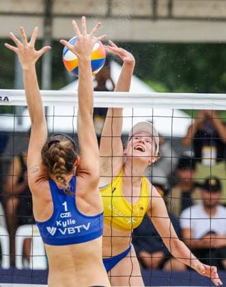 (251019) -- LAGUNA PROVINCE, Oct. 19, 2025 -- Kylie Neuschaeferova (Front) of the Czech Republic competes against Aniina Parkkinen of Finland during the women s semifinal match between Anniina Parkkinen Valma Vilhelmiina Prihti of Finland and Kylie Neuschaeferova Martina Maixnerova of the Czech Republic at the Volleyball World Beach Pro Tour in Laguna Province, the Philippines, Oct. 19, 2025. ) (SP)THE PHILIPPINES-LAGUNA PROVINCE-VOLLEYBALL-WORLD BEACH PRO TOUR ROUELLExUMALI 