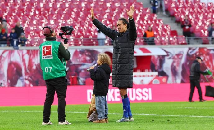 RB Leipzig Hamburg Bundesliga Leipzig, 18 10 2025, Red Bull Arena, Football, Bundesliga, Matchday 7 , RB Leipzig vs Hamburger SV 2 1 1 0 , Yussuf Poulsen was bid farewell by RB Leipzig The former RB player has been playing for Hamburg since this season In the picture Yussuf PoulsenÊ 15, HSV after the match in front of the RB fan block , Picture Point