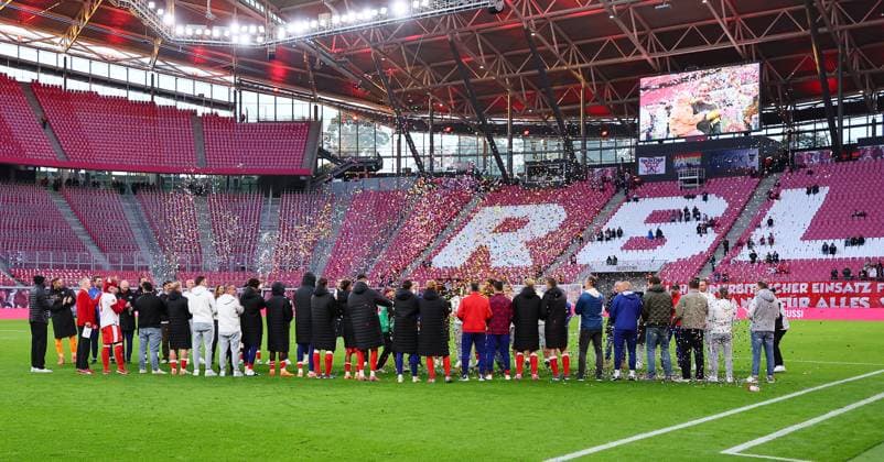 RB Leipzig Hamburg Bundesliga Leipzig, 18 10 2025, Red Bull Arena, Football, Bundesliga, Matchday 7 , RB Leipzig vs Hamburger SV 2 1 1 0 , In the picture Yussuf PoulsenÊ 15, HSV ran through a spallier of RB team and staff after the match Poulsen was bid farewell by RB Leipzig today The former RB player has been playing for Hamburg since this season , Picture Point