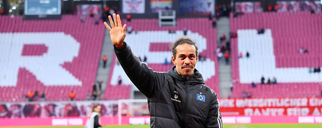 RB Leipzig Hamburg Bundesliga Leipzig, 18 10 2025, Red Bull Arena, Football, Bundesliga, Matchday 7 , RB Leipzig vs Hamburger SV 2 1 1 0 , Yussuf Poulsen was bid farewell by RB Leipzig The former RB player has been playing for Hamburg since this season In the picture Yussuf PoulsenÊ 15, HSV after the match in front of the RB fan block , Picture Point