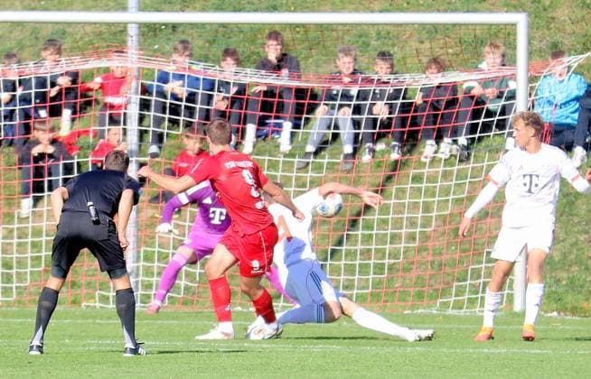 18 10 2025, Football, Men, Season 2025 2026, Football, Regionalliga Bayern TSV Aubstadt FC Bayern München 2 Aubstadts Max Grimm, center, shortly before the home sides 1-0 lead