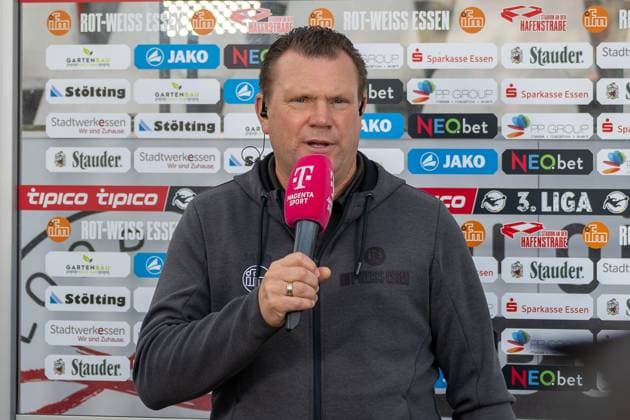 18 10 25, Football 3 Liga, Season 2025 2026, Matchday 11, Rot Weiss Essen Viktoria Koeln at the stadium at Hafenstrasse in Essen Uwe Koschinat Rot Weiss Essen, Head Coach in an interview with Magenta Sport Important note According to the regulations of the DFL German Football League or the DFB German Football Association, it is prohibited to use or have used photographs taken in the stadium and or of the match in the form of sequential images and or video-like photo series Photo Kirchner Media Thomas Haesler Copyright: xKirchner-Media ThomasxHaeslerx