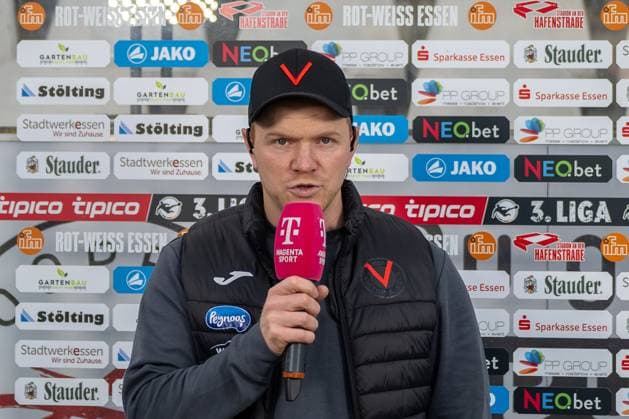 18 10 25, Football 3 Liga, Season 2025 2026, Matchday 11, Rot Weiss Essen Viktoria Koeln at the stadium at Hafenstrasse in Essen Marian Wilhelm Viktoria Koeln, coach in an interview with Magenta Sport Important note According to the regulations of the DFL German Football League and the DFB German Football Association, it is prohibited to use or have used photographs taken in the stadium and or of the game in the form of sequential images and or video-like photo series Photo Kirchner Media Thomas Haesler Copyright: xKirchner-Media ThomasxHaeslerx
