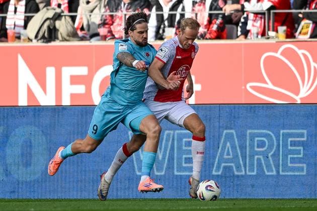 18 10 25, Soccer 3 Liga, Season 2025 2026, Matchday 11, Rot Weiss Essen Viktoria Koeln at the stadium at Hafenstrasse in Essen duel between Lex Tyger Lobinger Viktoria Koeln, 09 and Lucas Brumme Rot Weiss Essen, 14 Important note In accordance with the regulations of the DFL German Football League and the DFB German Football Association, it is prohibited to utilize or have utilized photographs taken in the stadium and or of the match in the form of sequential images and or video-like photo series Foto Kirchner Media Thomas Haesler Copyright: xKirchner-Media ThomasxHaeslerx