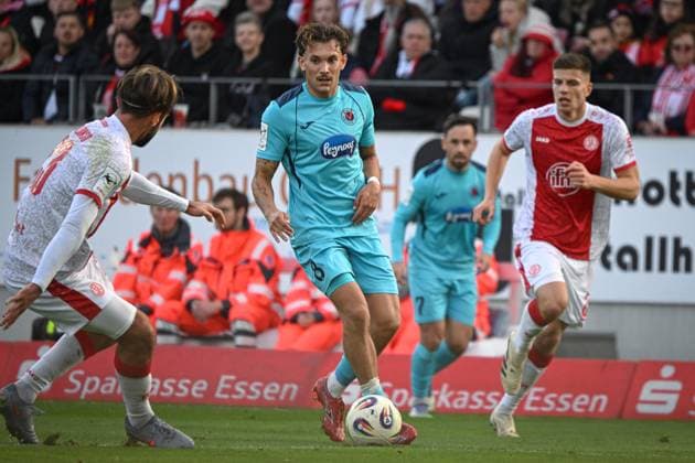 Germany, Football, 3 League, Matchday 11, 2025 2026, Rot Weiss Essen vs FC Viktoria Köln, 18 10 2025, Stadion an der Hafenstrasse, Essen, Germany, Florian Engelhardt FC Viktoria Köln, 8 on the ball Copyright: xMarkusxVerwimpx