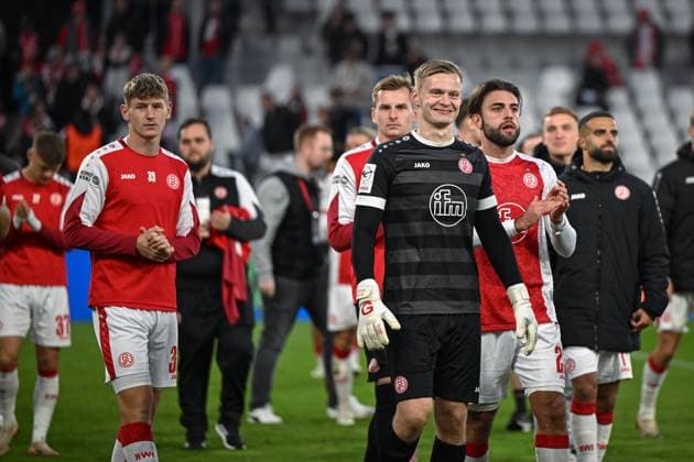 Germany, Football, 3 Liga, Matchday 11, 2025 2026, Rot Weiss Essen vs FC Viktoria Köln, 18 10 2025, Stadion an der Hafenstrasse, Essen, Germany, Essen team celebrates home win Copyright: xMarkusxVerwimpx