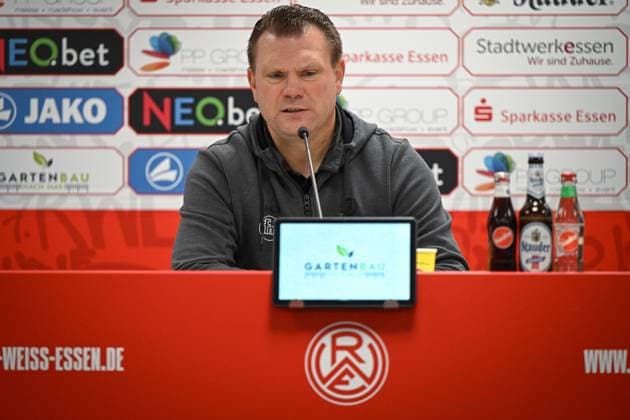 Germany, Football, 3 Liga, Matchday 11, 2025 2026, Rot Weiss Essen vs FC Viktoria Köln, 18 10 2025, Stadion an der Hafenstrasse, Essen, Germany, Uwe Koschinat coach, Rot Weiss Essen at the press conference Copyright: xMarkusxVerwimpx