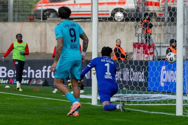 18 10 25, Football 3 Liga, Season 2025 2026, Matchday 11, Rot Weiss Essen Viktoria Koeln at the stadium at Hafenstrasse in Essen Dudu Viktoria Koeln, 01 cannot prevent the goal Important note According to the regulations of the DFL German Football League or the DFB German Football Association, it is prohibited to use or have used photographs taken in the stadium and or of the match in the form of sequential images and or video-like photo series Photo Kirchner Media Thomas Haesler Copyright: xKirchner-Media ThomasxHaeslerx