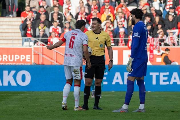 18 10 25, Soccer 3 Liga, Season 2025 2026, Matchday 11, Rot Weiss Essen Viktoria Koeln at the stadium at Hafenstrasse in Essen Ahmet Metin Arslan Rot Weiss Essen, 06 in conversation with Felix Prigan Referee Daneben Dudu Viktoria Koeln, 01 Important note In accordance with the regulations of the DFL German Football League and the DFB German Football Association, it is prohibited to use or have used photographs taken in the stadium or of the match in the form of sequential images or video-like photo series Foto Kirchner Media Thomas Haesler Copyright: xKirchner-Media ThomasxHaeslerx