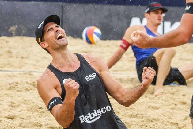 (251019) -- LAGUNA PROVINCE, Oct. 19, 2025 -- Adrian Gavira Collado (Front) of Spain celebrate after winning the men s semifinal match between Alejandro Huerta Pastor Adrian Gavira Collado of Spain and Christoph Dressler Philipp Waller of Austria at the Volleyball World Beach Pro Tour in Laguna Province, the Philippines, Oct. 19, 2025. ) (SP)THE PHILIPPINES-LAGUNA PROVINCE-VOLLEYBALL WORLD BEACH PRO TOUR RouellexUmali 