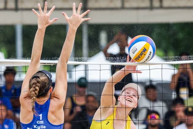 (251019) -- LAGUNA PROVINCE, Oct. 19, 2025 -- Kylie Neuschaeferova (Front) of the Czech Republic competes against Aniina Parkkinen of Finland during the women s semifinal match between Anniina Parkkinen Valma Vilhelmiina Prihti of Finland and Kylie Neuschaeferova Martina Maixnerova of the Czech Republic at the Volleyball World Beach Pro Tour in Laguna Province, the Philippines, Oct. 19, 2025. ) (SP)THE PHILIPPINES-LAGUNA PROVINCE-VOLLEYBALL-WORLD BEACH PRO TOUR ROUELLExUMALI 