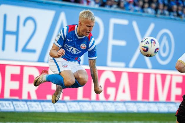 Viktor Bergh Rostock GER, FC Hansa Rostock vs SV Wehen Wiesbaden, Football, Men, 3 Liga, Matchday 11, Season 2025 2026,18 10 2025 Rostock Ostseestadion Mecklenburg Vorpommern Germany