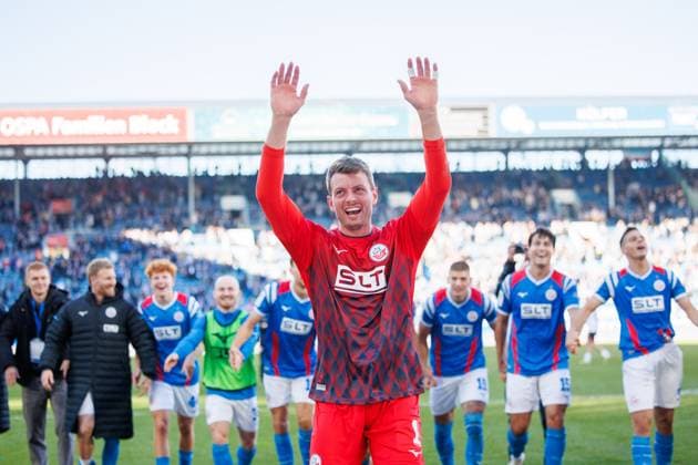 Goalkeeper Benjamin Uphoff Rostock is celebrated by his teammates and fans afterwards GER, FC Hansa Rostock vs SV Wehen Wiesbaden, Soccer, Men, 3 League, Matchday 11, Season 2025 2026,18 10 2025 Rostock Ostseestadion Mecklenburg Vorpommern Germany