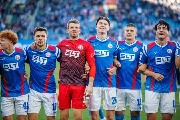 Victory celebration f l Tim Krohn Rostock , Paul Stock Rostock , Goalkeeper Benjamin Uphoff Rostock , Ryan Naderi Rostock , Jan Mejdr Rostock , Ahmet Gürleyen Rostock GER, FC Hansa Rostock vs SV Wehen Wiesbaden, Soccer, Men, 3 League, Matchday 11, Season 2025 2026,18 10 2025 Rostock Ostseestadion Mecklenburg Vorpommern Germany