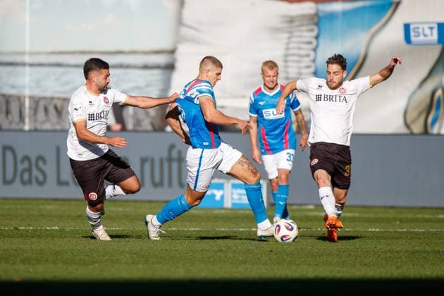 from l Tarik Gözüsirin SVW , Jan Mejdr Rostock and Lukas Schleimer Wehen GER, FC Hansa Rostock vs SV Wehen Wiesbaden, Soccer, Men, 3 Liga, Matchday 11, Season 2025 2026,18 10 2025 Rostock Ostseestadion Mecklenburg Vorpommern Germany