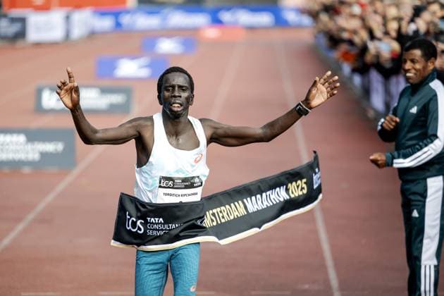 AMSTERDAM Geofry Toroitich Kipchumba (KEN) wins the 50th edition of the Amsterdam Marathon. On the right is former athlete Haile Gebrselassie. ANP KOEN VAN WEEL xVIxANPxSportx xxANPxIVx 539647582 originalFilename: 539647582.jpg