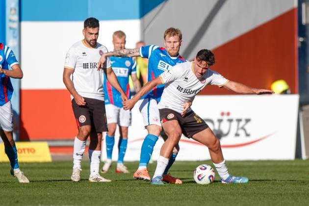 from l Tarik Gözüsirin SVW , Andreas Voglsammer Rostock and David Suarez Cardenes Wiesbaden GER, FC Hansa Rostock vs SV Wehen Wiesbaden, Soccer, Men, 3 Liga, Matchday 11, Season 2025 2026,18 10 2025 Rostock Ostseestadion Mecklenburg Vorpommern Germany