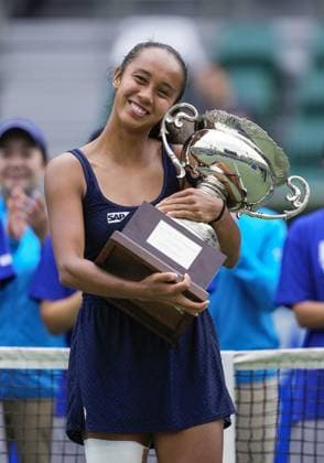 Tennis: Japan Open Canada s Leylah Fernandez poses with the victor s trophy after winning the women s singles title at the Japan Open tennis championships at Morita Tennis Center Utsubo in the western Japan city of Osaka on Oct. 19, 2025.  A14AA0004955875P
