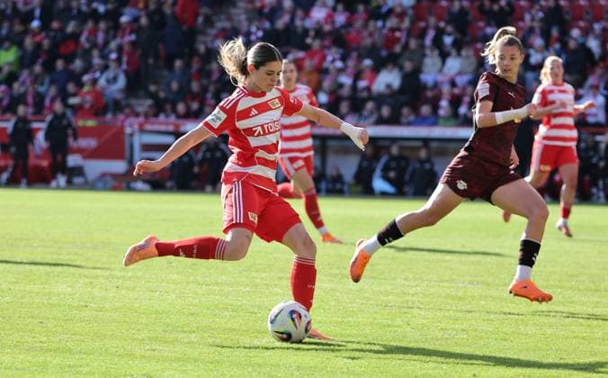 Eileen Campbell on the ball, Julia Landenberger duel Match scene Action Sport Soccer Soccer Women Womens Bundesliga 7 Matchday Season 2025 2026 19 10 2025 1 FC Union Berlin vs RB Leipzig RBL DFL regulations prohibit any use of photographs as image sequences and or quasi video