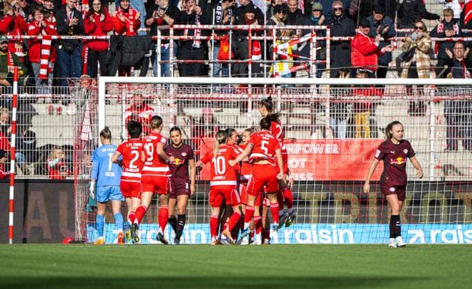 Soccer, Women, Season 2025 2026, Google Pixel Women Bundesliga 7 Matchday , 1 FC Union Berlin RB Leipzig, Union cheering after goal to 1 0, 19 10 2025, Copyright: xMatthiasxKochx