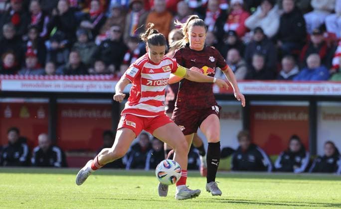 Lisa Heiseler on the ball, Annabel Schasching duel Match scene Action Sport Soccer Soccer Women Womens Bundesliga 7 Matchday Season 2025 2026 19 10 2025 1 FC Union Berlin vs RB Leipzig RBL DFL regulations prohibit any use of photographs as image sequences and or quasi video