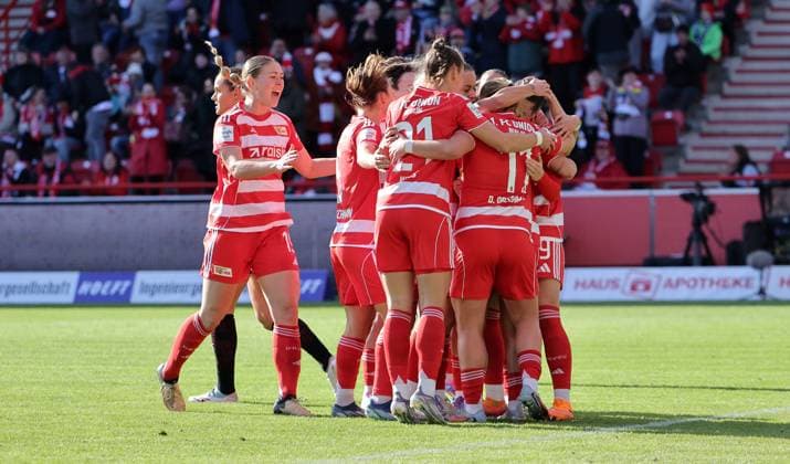 Lisa Heiseler celebrates after 1 0 with teammates Joy Emotion Cheers Sport Football Soccer Women Womens Bundesliga 7 Matchday Season 2025 2026 19 10 2025 1 FC Union Berlin vs RB Leipzig RBL DFL regulations prohibit any use of photographs as image sequences and or quasi video