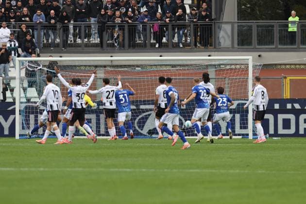 ComoÕs Como Goal during the Serie A soccer match between Como and Juventus at the Giuseppe Sinigaglia stadium in Como, north Italy - October 19, 2025 - Soccer.  Copyright: xAntonioxSaiai LaPressex
