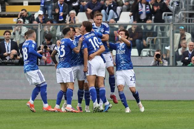 ComoÕs ComoÕs Marc-Oliver Kempf celebrate during the Serie A soccer match between Como and Juventus at the Giuseppe Sinigaglia stadium in Como, north Italy - October 19, 2025 - Soccer.  Copyright: xAntonioxSaiai LaPressex