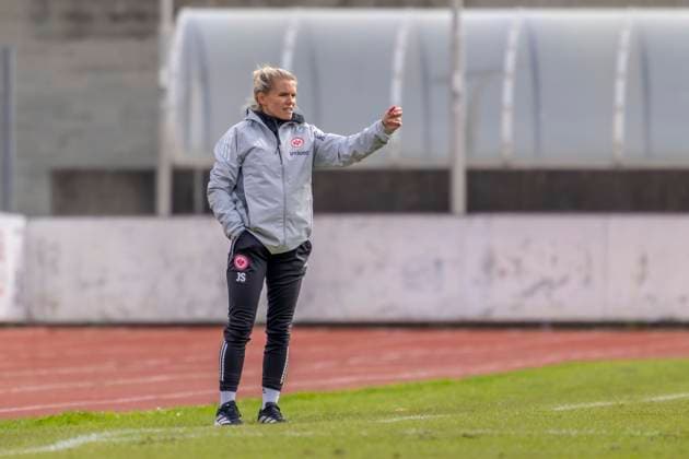 Ingolstadt, Germany 19 October 2025 2 BL Women 2025 2026 FC Ingolstadt 04 vs Eintracht Frankfurt II In the picture coach Julia Simic Frankfurt II gestures on the pitch Audi Sportpark Bayern Copyright: xFotostandx xSchäferx