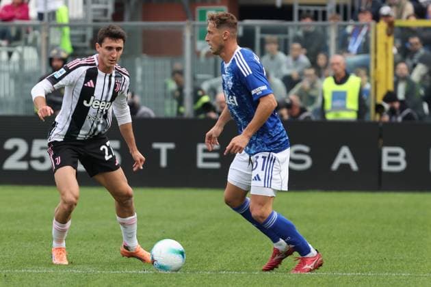 ComoÕsJuventus Andrea Cambiaso ComoÕs Mergim Voivode during the Serie A soccer match between Como and Juventus at the Giuseppe Sinigaglia stadium in Como, north Italy - October 19, 2025 - Soccer.  Copyright: xAntonioxSaiai LaPressex