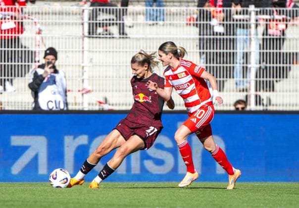 Soccer, Women, Season 2025 2026, Google Pixel Women Bundesliga 7 Matchday , 1 FC Union Berlin RB Leipzig, v l Julia Landenberger RB Leipzig , Eileen Campbell 1 Women 1 FC Union 19 10 2025, Copyright: xMatthiasxKochx