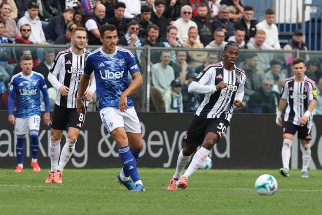 ComoÕs Como 1907 s Marc Oliver Kempf during the Serie A soccer match between Como and Juventus at the Giuseppe Sinigaglia stadium in Como, north Italy - October 19, 2025 - Soccer.  Copyright: xAntonioxSaiai LaPressex