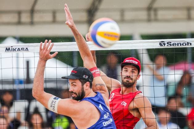 (251019) -- LAGUNA PROVINCE, Oct. 19, 2025 -- Alex Ranghieri (Back) of Italy competes against Christoph Dressler of Austria during the men s bronze medal match between Manuel Alfieri Alex Ranghieri of Italy and Christoph Dressler Philipp Waller of Austria at the Volleyball World Beach Pro Tour in Laguna Province, the Philippines, Oct. 19, 2025. ) (SP)PHILIPPINES-LAGUNA PROVINCE-VOLLEYBALL-WORLD BEACH PRO TOUR ROUELLExUMALI 