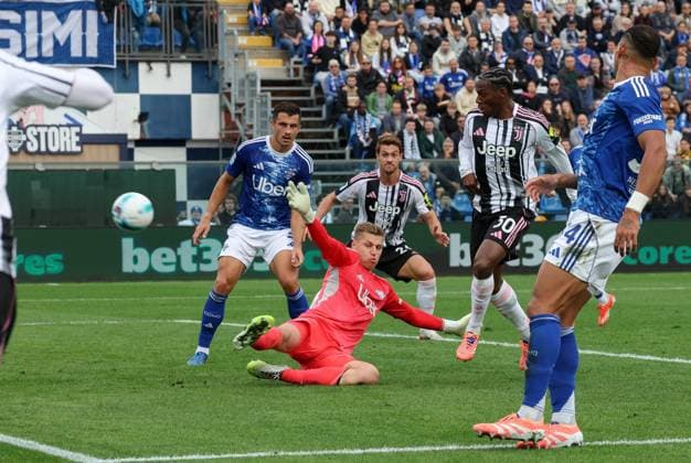 October 19, 2025, Como: the goal scored by Juventus FC s forward Jonathan David then cancelled by Referee Giovanni Ayroldi during the Italian Serie A soccer match Como 1907 vs Juventus FC at Giuseppe Sinigaglia stadium in Como, Italy, 19 October 2025, Italy, ANSA ROBERTO BREGANI. Serie A 2025-2026; Como 1907- Juventus FC  - ZUMAa110 20251019_zaf_a110_007 Copyright: xRobertoxBreganix