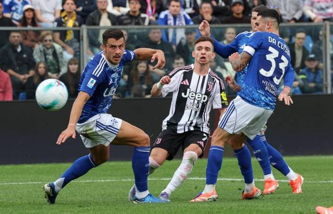 October 19, 2025, Como: Juventus FC s forward Francisco Conceicao in action against Como 1907 s mildfielder Lucas Da Cunha during the Italian Serie A soccer match Como 1907 vs Juventus FC at Giuseppe Sinigaglia stadium in Como, Italy, 19 October 2025, Italy, ANSA ROBERTO BREGANI. Serie A 2025-2026; Como 1907- Juventus FC  - ZUMAa110 20251019_zaf_a110_008 Copyright: xRobertoxBreganix
