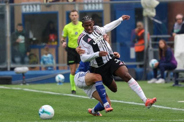 October 19, 2025, Como: Juventus FC s forward Jonathan David during the Italian Serie A soccer match Como 1907 vs Juventus FC at Giuseppe Sinigaglia stadium in Como, Italy, 19 October 2025, Italy, ANSA ROBERTO BREGANI. Serie A 2025-2026; Como 1907- Juventus FC  - ZUMAa110 20251019_zaf_a110_009 Copyright: xRobertoxBreganix